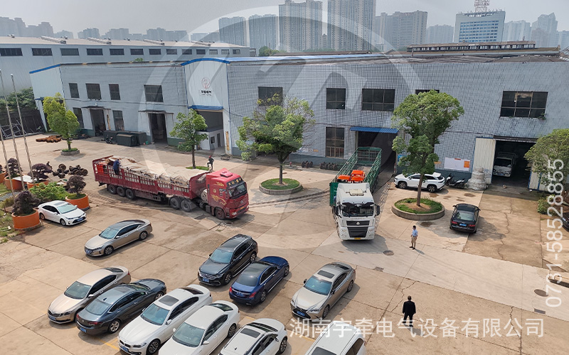 5噸蓄電池電機車發(fā)貨2.jpg