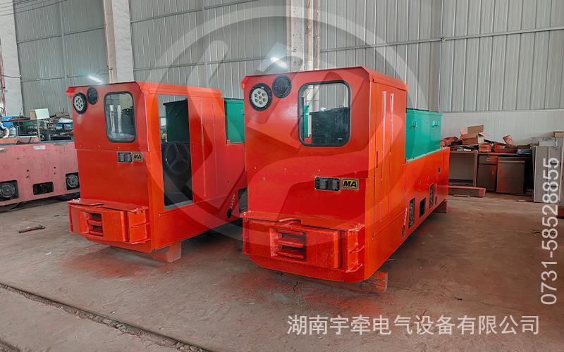 8噸蓄電池電機車發(fā)貨.jpg
