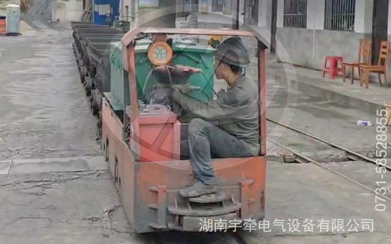 2.5噸防爆蓄電池電機車現(xiàn)場運行視頻.jpg