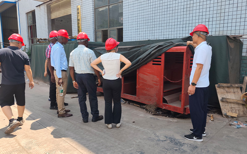海外客戶來(lái)廠采購(gòu)礦用電機(jī)車(chē) 4.jpg
